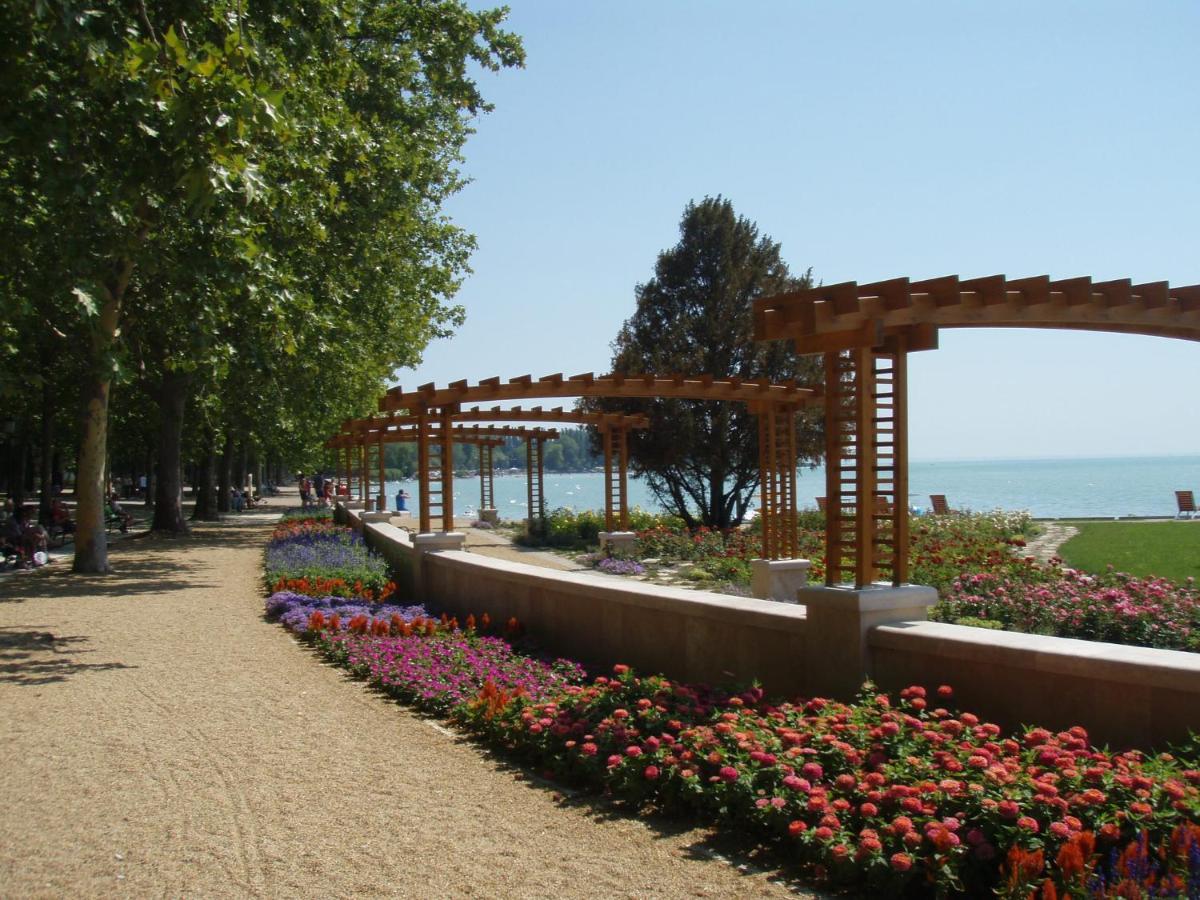 Strand Apartman Balatonfured Exterior photo